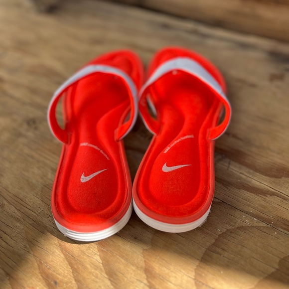 NIKE | Women's Solarsoft Comfort Thong Bright Crimson/White 10 - Picture 4 of 7